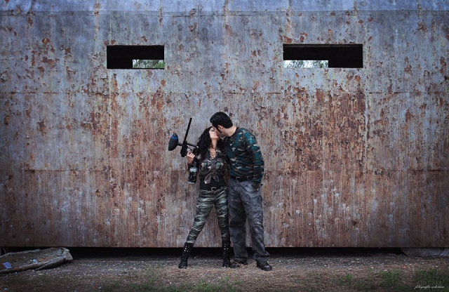 pareja jugando paintball